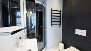 Studio | Bad | Dusj, hårføner, håndklær og sjampo
