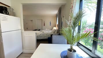 Studio Suite, Multiple Beds, Kitchen | Private kitchen | Microwave, stovetop, coffee/tea maker, toaster