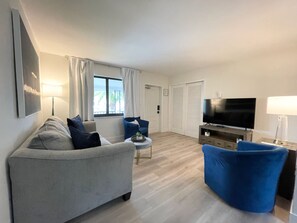 Lägenhet Superior - 1 kingsize-säng med bäddsoffa - kök - utsikt mot poolen | Allergitestade sängkläder och memory foam-madrasser