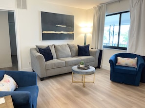 Apartamento superior, 1 cama King e sofá-cama, cozinha, vista para a piscina | Área de estar | TV LED 32 polegadas com canais digitais, TV