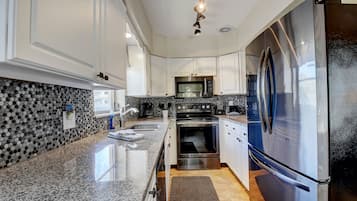 Superior Apartment, 1 King Bed with Sofa bed, Patio, Poolside | Private kitchen | Microwave, stovetop, coffee/tea maker, toaster