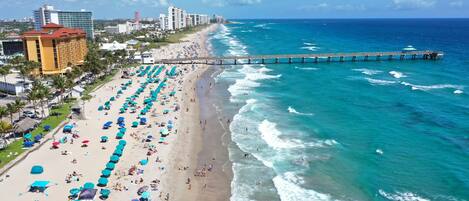 Plage à proximité, sable blanc, chaises longues, parasols