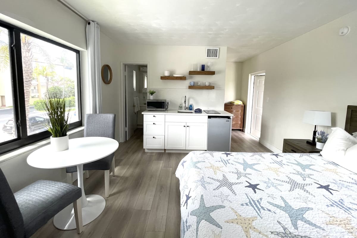 Standaard studio, 1 queensize bed, kitchenette | 1 slaapkamer, hypoallergeen beddengoed, bedden met traagschuimmatras