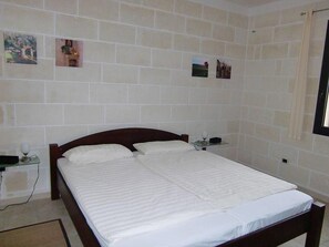 6 bedrooms, iron/ironing board, bed sheets