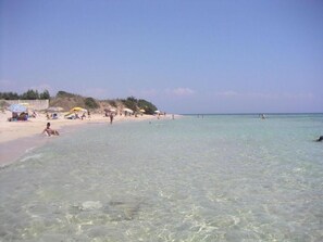 Una spiaggia nelle vicinanze, lettini da mare, teli da spiaggia