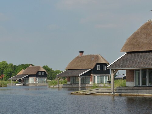 Luxury Wellness Villa With a Jetty, Located in Giethoorn