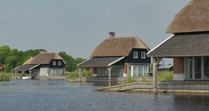 Luxury Wellness Villa With a Jetty, Located in Giethoorn