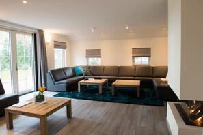 Living room - Cozy Group Stay w/ Fireplace (Hellendoorn)