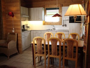 Ferienhaus | Eigene Küche | Wasserkocher mit Kaffee-/Teezubehör, Kühlschrank, Mikrowelle, Hochstuhl