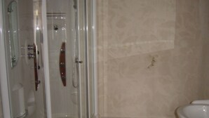 House | Bathroom | Bathtub - Luxury Holiday Home in Saint-prix With Sauna (Saint-Prix)