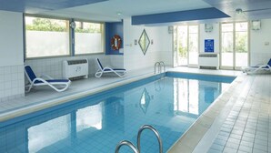 Kolam renang indoor dan kolam renang outdoor