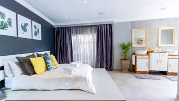 Roads End | 1 bedroom, in-room safe, soundproofing, iron/ironing board