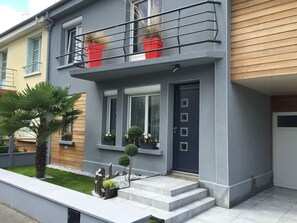 Exterior detail - BeLété house, family with garden (Rennes)