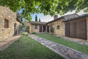 Exterior - Lodging in Casole Elsa,Siena,pool,Wi-Fi,terrace,barbecue,family friendly,sleep 7 (Casole d'Elsa)