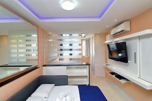 Apartment | 1 bedroom, desk, laptop workspace, blackout drapes