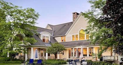 “Eden” 8BR Luxury Retreat with Pool, Spa, Concierge near Ski and Trails