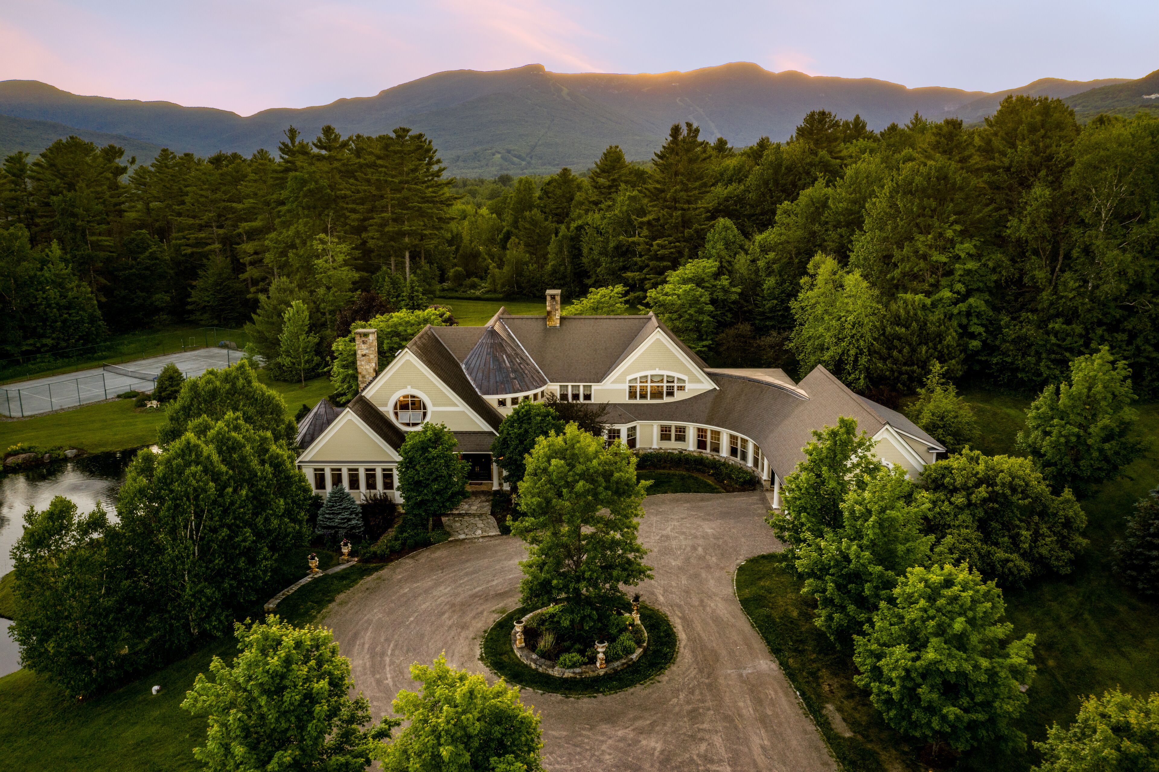 The Pinnacle of Luxury: Magnificent Private Estate Nestled In Picturesque Stowe