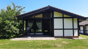 A traditional house with a gabled roof, a covered porch, and a lawn in front. - Bungalow in Waldbrunn (Waldbrunn)