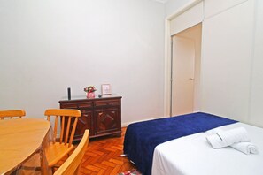 Apartemen Basic | 1 kamar tidur, didekorasi berbeda-beda, dan ruang kerja ramah laptop