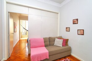Apartemen Basic | Area keluarga | TV
