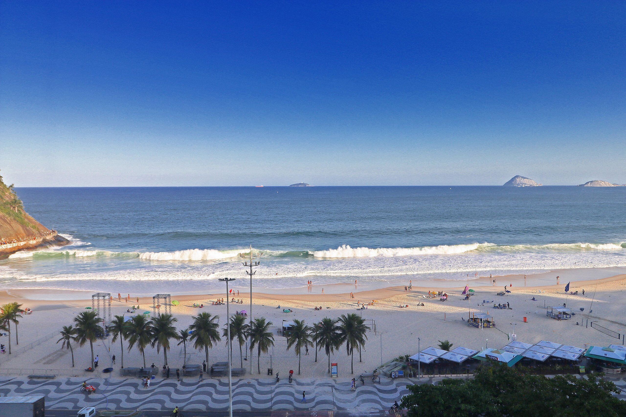 Na praia, areia branca 