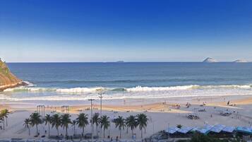 Na praia, areia branca