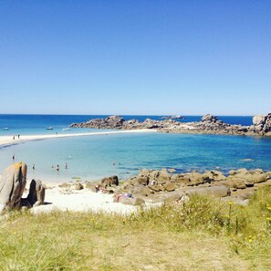 A beach with clear blue water, rocky outcrops, and a sandy shore. - 4-bedroom house 500 meters from the ocean (Cléder)
