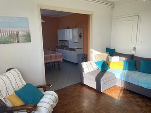 Fernseher, Bücher, Musikbibliothek, Stereoanlage