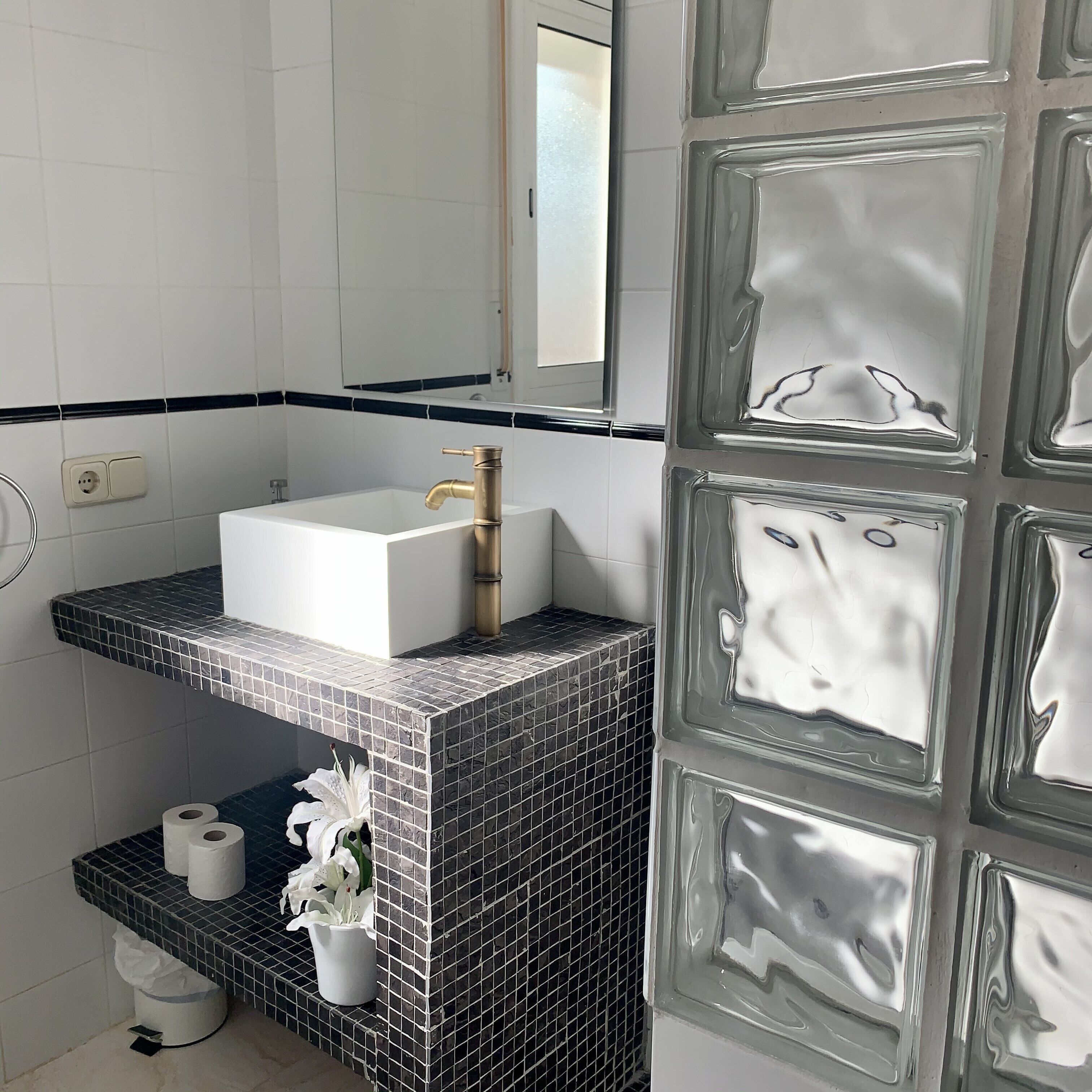 Magnificent modernist house with pool and zen area