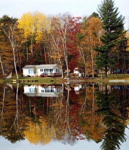 Secluded lakeside  Cottage in the heart of National Forest- down UP back roads. 