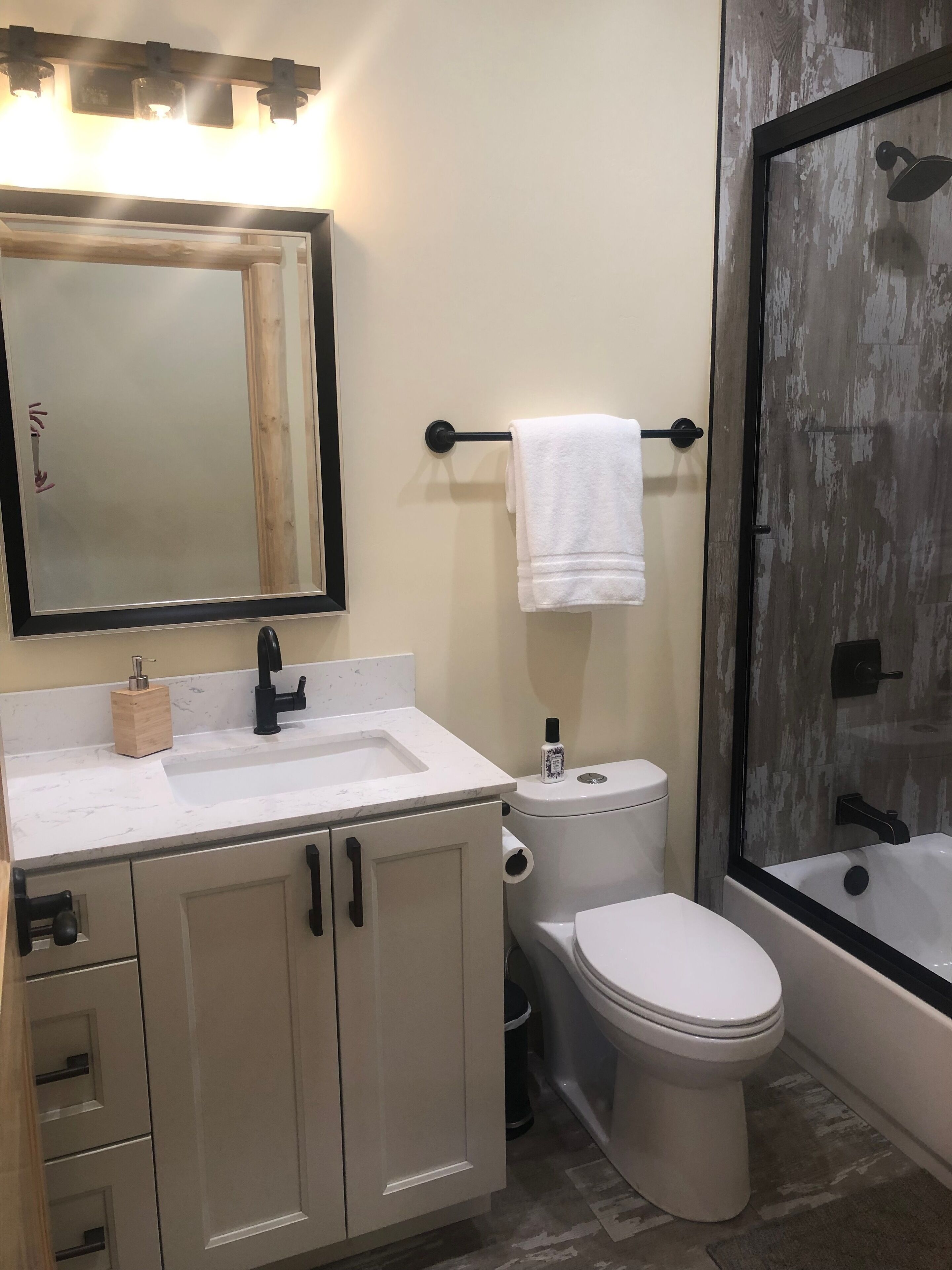 Dream cabin in Big Bear Lake - Spa and Fireplace - pet friendly - Location! 