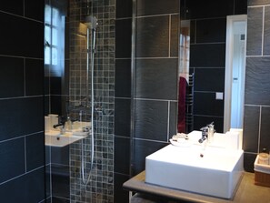 Vila | Kamar mandi | Bathtub dan handuk