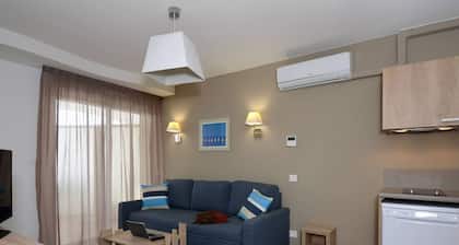 Airy Stay by the Mediterranean