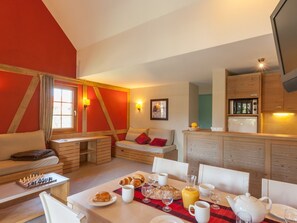 Dining - Charming Apartment in the Medieval Village of Eguisheim (Eguisheim)