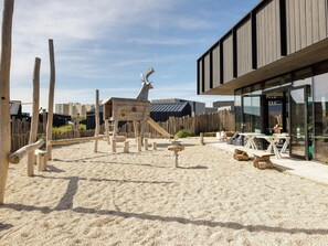 House | Property grounds - Modern Lodge With Dishwasher, Near the Sea (Zandvoort)