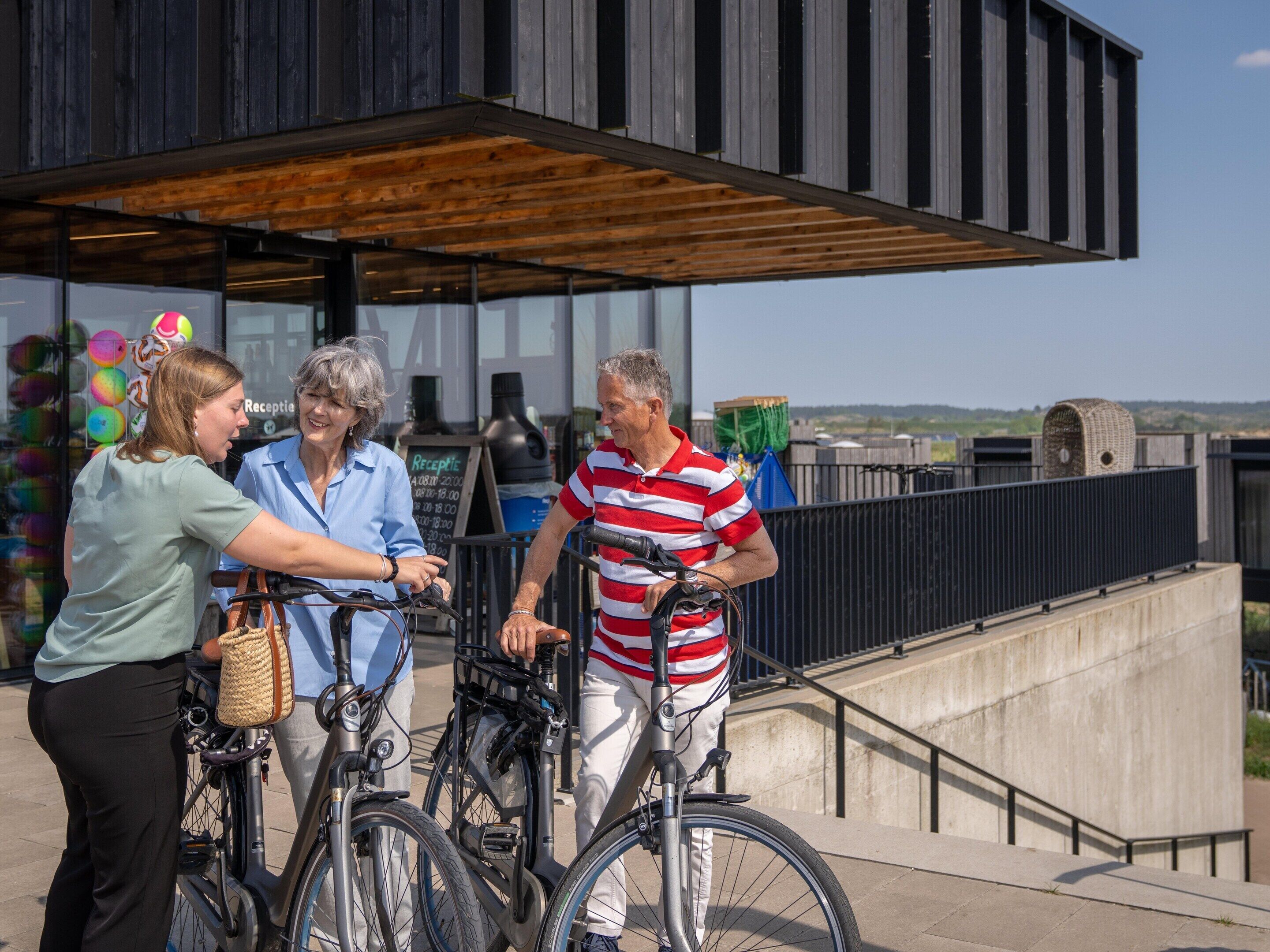 Un bâtiment moderne doté d’un toit à lattes de bois et d’une structure en béton.