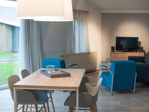 House | Dining - Restyled Bungalow with Dishwasher near Cozy Domburg (Domburg)