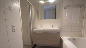 Apartment | Badezimmer | Badewanne, Handtücher