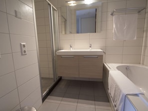 Bathroom - Comfortable Apartment With a Smart TV Near the Beach (Midsland)