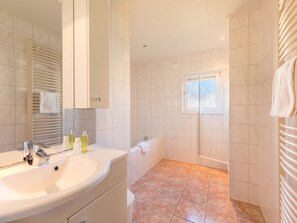 Villa | Bathroom - Relaxing Drenthe Retreat (Gasselternijveen)