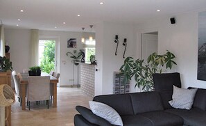 Villa | Living room - Relaxing Drenthe Retreat (Gasselternijveen)