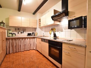 Private kitchen | Fridge, microwave, oven, dishwasher