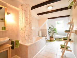 Bathroom | Combined shower/tub, towels