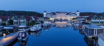 鄰水舒適度假屋，配有燃木爐