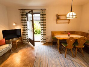 Apartment | Living room - Ground Floor Apartment With Oven, at a Nature Reserve Area (Neuschoenau)