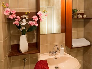 Shower - Ground Floor Apartment With Oven, at a Nature Reserve Area (Neuschoenau)