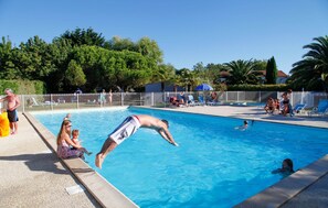 Outdoor pool - Modern Family Getaway (Le Chateau-d'Oleron)
