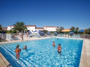 Pool - Modern Family Getaway (Le Chateau-d'Oleron)