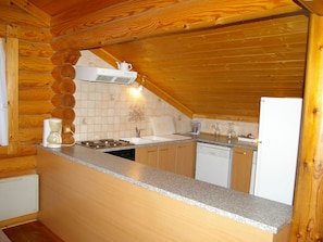 Chalet | Private kitchen | Microwave, oven, stovetop, dishwasher - Traditional Chalet in the Large 3 Vallées Near the Slopes (Courchevel)