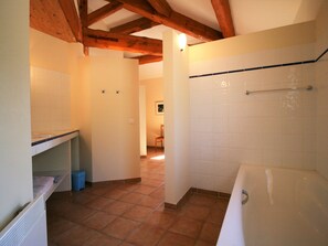 Villa | Bathroom | Combined shower/bathtub, towels - Luxurious Villa With Private Pool at Saignon France (Saignon)